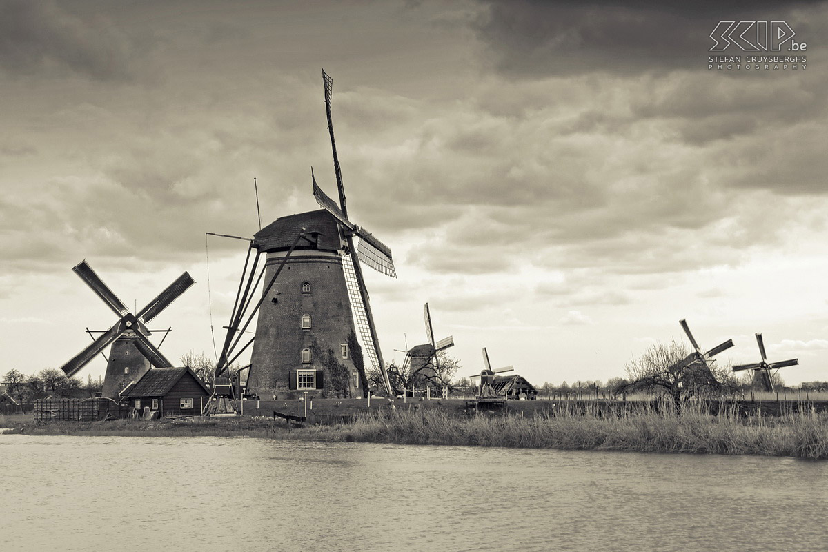 De molens van Kinderdijk Enkele foto’s van de 19 windmolens in Kinderdijk in Zuid-Holland. Ze werden gebouwd rond 1740 om de polders te bevloeien. Tegenwoordig zijn ze onderdeel van het UNESCO werelderfgoed. Stefan Cruysberghs